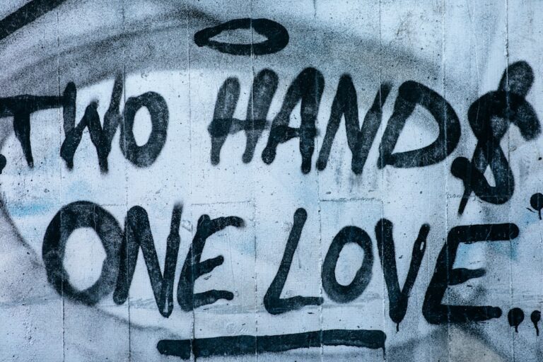 Koncepcje sprawiedliwości: od Platona do czasów współczesnych.